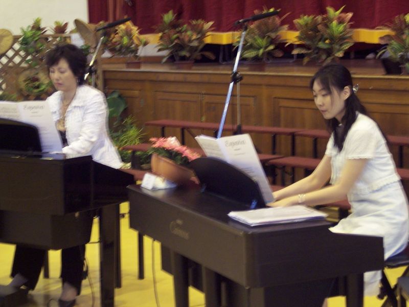 林依潔老師與張君綺老師表演雙鋼琴二重奏