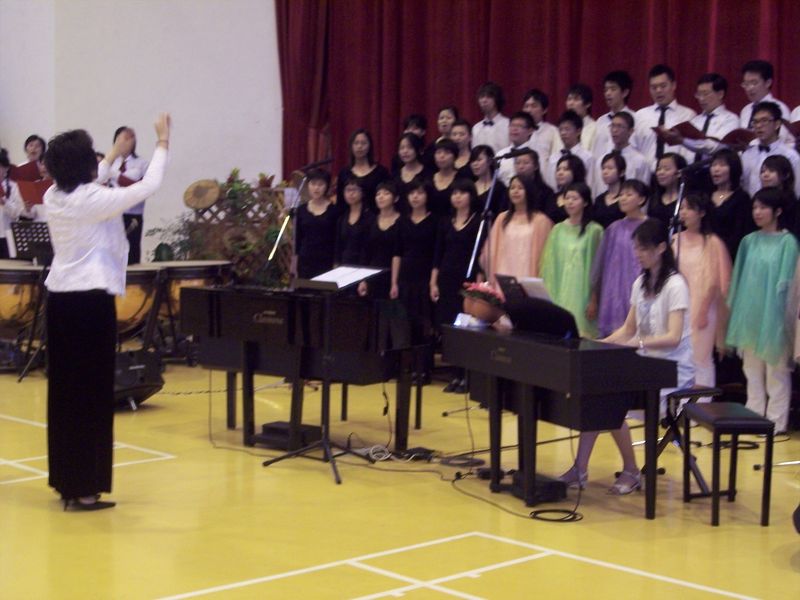 林依潔老師指導本校合唱團表演生日禮讚
