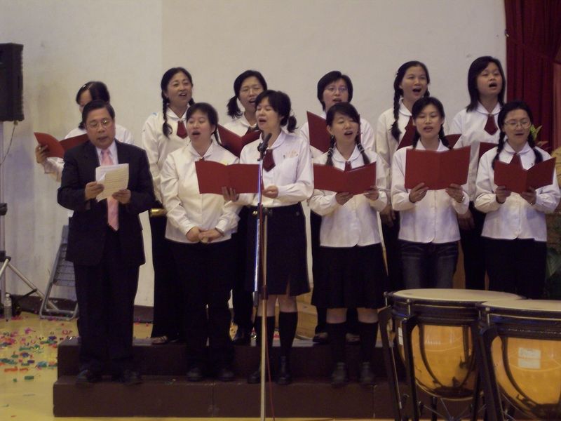 本校教師合唱團表演生日禮讚