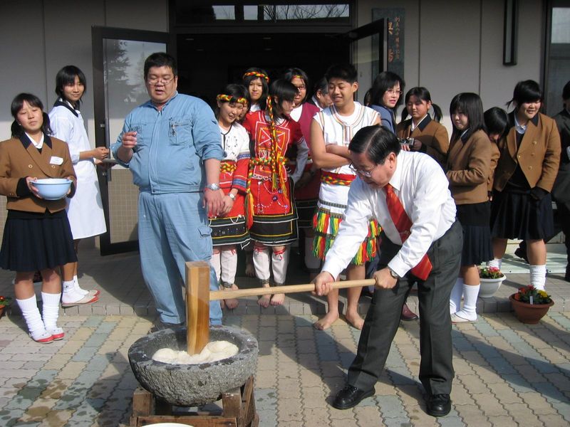 進行搗麻糬活動