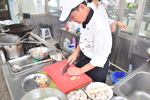 師傅示範佛跳牆料刀工
