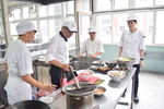 同學老師協助師傅製作菜餚