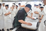 師傅示範鋪白報紙