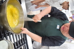 師傅示範製作蛋糕麵糊