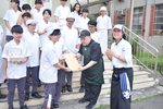 頒發謝卡給師父