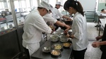 學生們協助將食材平均分入甕內