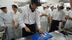 師傅示範魚肉切割