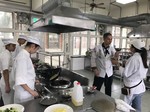 業師與任課教師討論菜色