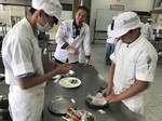 師父細心指導