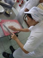 學生敲魚片