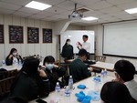 課長示範帽子鞋套口罩的戴法