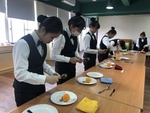 1090327餐飲服務課程單元水果切割-餐技二甲1
