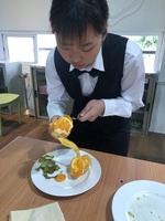 1090327餐飲服務課程單元水果切割-餐技二甲7