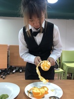 1090327餐飲服務課程單元水果切割-餐技二甲8