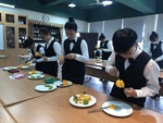 1090327餐飲服務課程單元水果切割-餐技二甲9