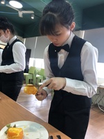 1090327餐飲服務課程單元水果切割-餐技二甲12