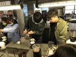 業師校正學生手沖方式