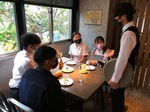 服務員餐桌服務