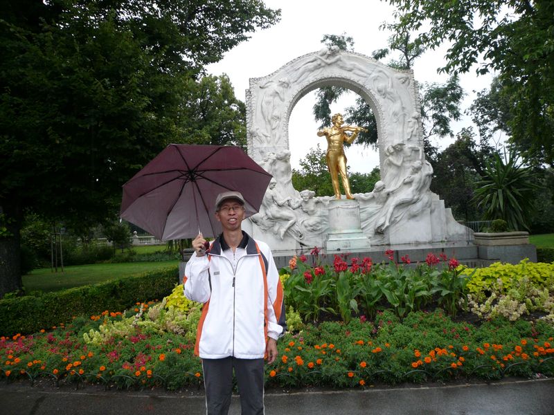奧地利-音樂家史特勞斯黃金雕像